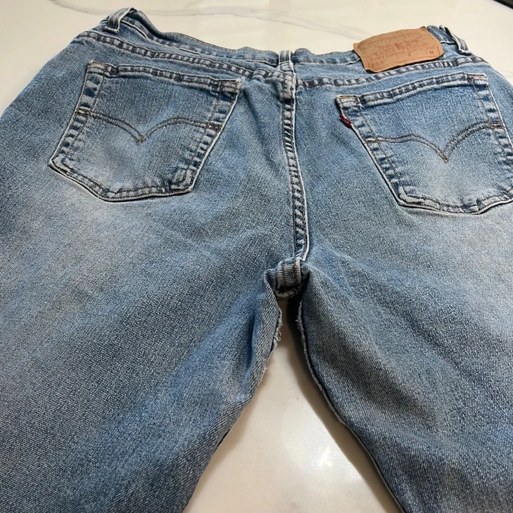 - Vintage Levis mom jeans high waist.